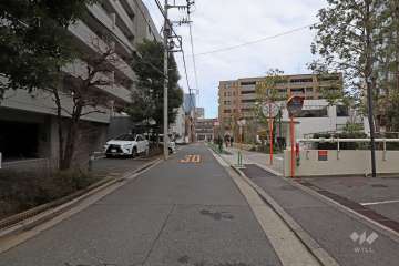 敷地西側の前面道路（南側から）