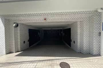 駐車場の出入り口（リングシャッター式）