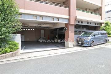 駐車場の出入口。入り口横に屋外平面式の駐車場があります。(1台分)