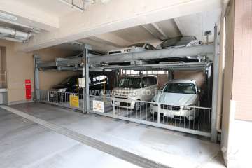 機械式駐車場は、3段式で11台分あります。(内9台はRV車も駐車可　※サイズ制限有り)