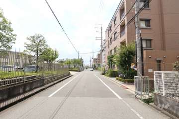 敷地東側の前面道路（北側から）