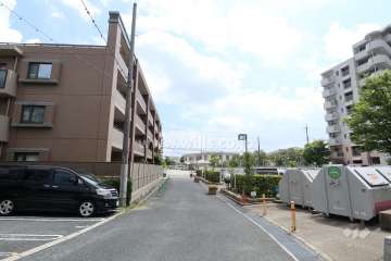 敷地南側の前面道路(西側から)