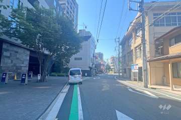 敷地西側の前面道路
