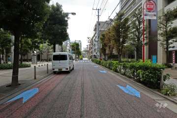 敷地北西側の前面道路(北東側から)