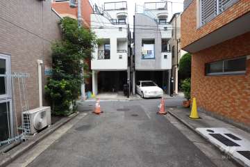 敷地北側の前面道路（西側から）