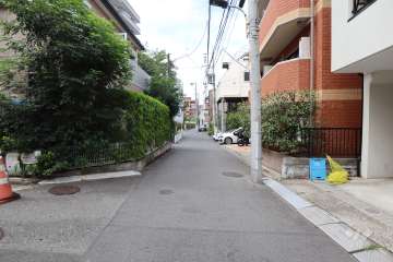 敷地東側の前面道路（北側から）