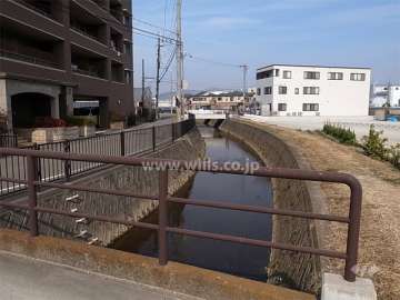 周辺には住宅の他、田畑や工場が点在しており、すぐ目の前に水路が流れています。