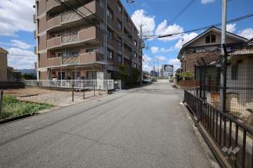 敷地南側の前面道路（西側から）