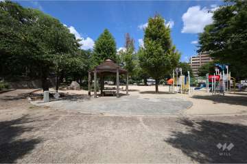 隣接する公園