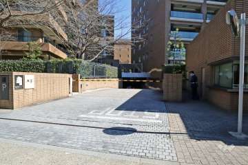 地下駐車場の出入り口