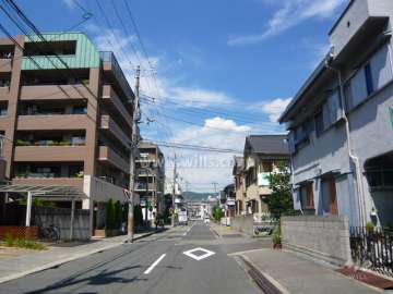 周辺はマンションや一戸建ての混在する静かな住宅地です