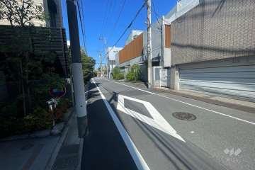 敷地南東側の前面道路（南西側側から）