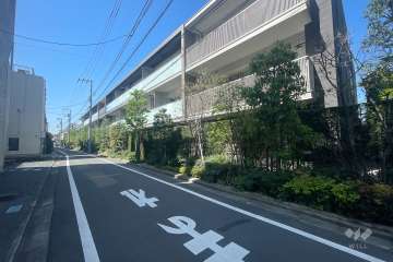 敷地南西側の前面道路（南東側から）