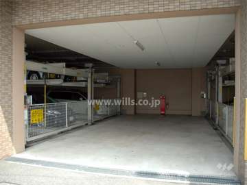 建物1階にある敷地内駐車場