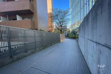 敷地北西側の前面道路（北東側から）