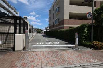 駐車場の出入り口（ロボットゲート付き）