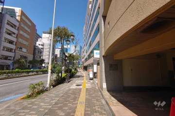 敷地南西側の前面道路（南東側から）