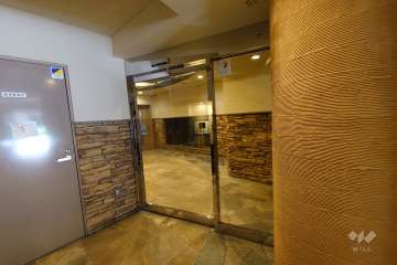 エントランスはオートロック付きです。