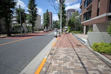 敷地西側の前面道路