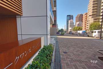 敷地北東側の前面道路（南東側から）