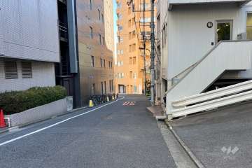 敷地の北側前面道路（西側から）