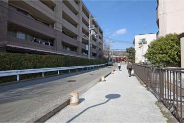 敷地内駐車場（機械式）　奥に駐輪場があります。