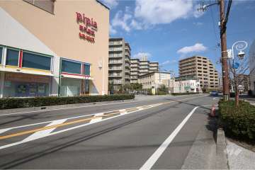 駅が近く、すぐ北側に阪急の線路が通っています。