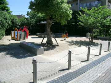 敷地の南西側に隣接する小さな公園