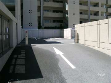 駐車場入り口はロボットゲート付きです。