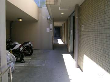 バイク置き場と駐輪場