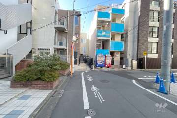敷地北側の前面道路（東側から）