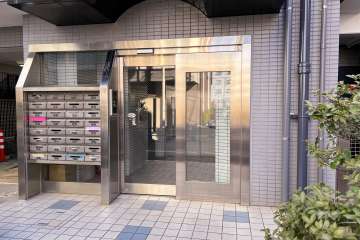 エントランスはオートロック付きです。
