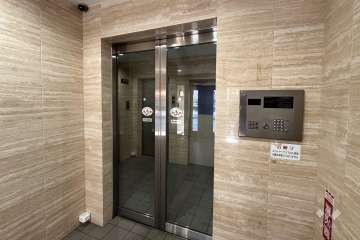 エントランスはオートロック付きです。