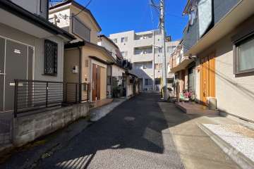 敷地南西側の前面道路（南東側から）