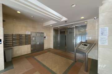 エントランスはオートロック・宅配ボックス付きです。