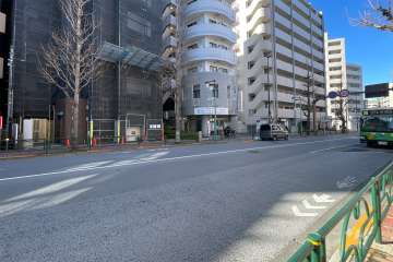 敷地の南側前面道路（東側から）