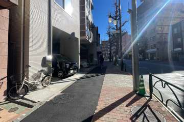 敷地の南側前面道路（西側から）