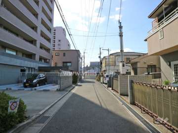 敷地西側の前面道路