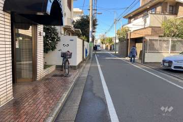 敷地北側の前面道路（東側から）
