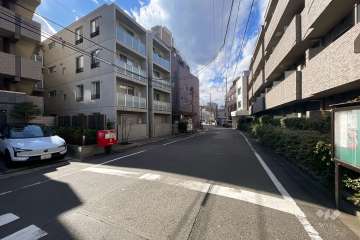 敷地南側の前面道路（東側から）