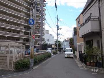 周辺は駅前ながら、マンションと一戸建てが立ち並ぶ静かな住宅地です。