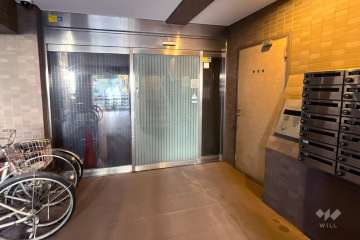 エントランスはオートロック付きです。