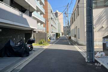 敷地の南側前面道路（西側から）