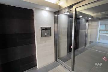 エントランスはオートロック付きです。