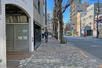 敷地の北側前面道路は目白通りです（東側から）。