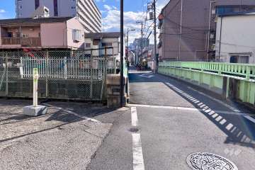 敷地西側の前面道路（北側から）