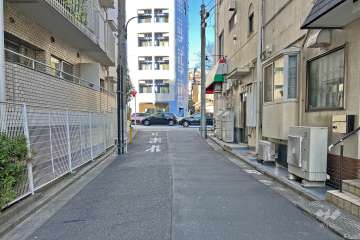 敷地西側の前面道路（南側から）