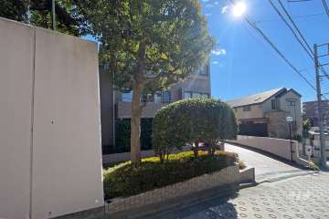 エンブレム下落合の外観（北西側から）