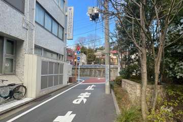 敷地の北側前面道路（西側から）