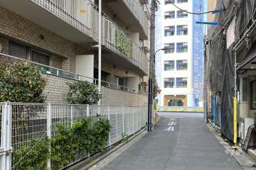 敷地東側の前面道路